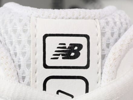 「ニューバランス」の新作白スニーカーがレトロかっこいい！デザイン、履き心地ともに申し分なしの実力派！