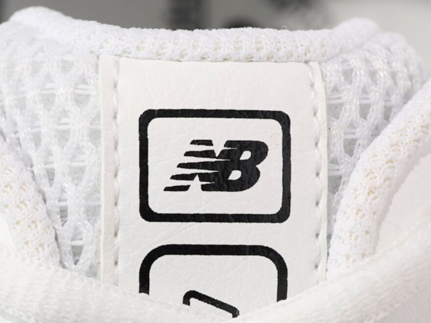 「ニューバランス」の新作白スニーカーがレトロかっこいい！デザイン、履き心地ともに申し分なしの実力派！