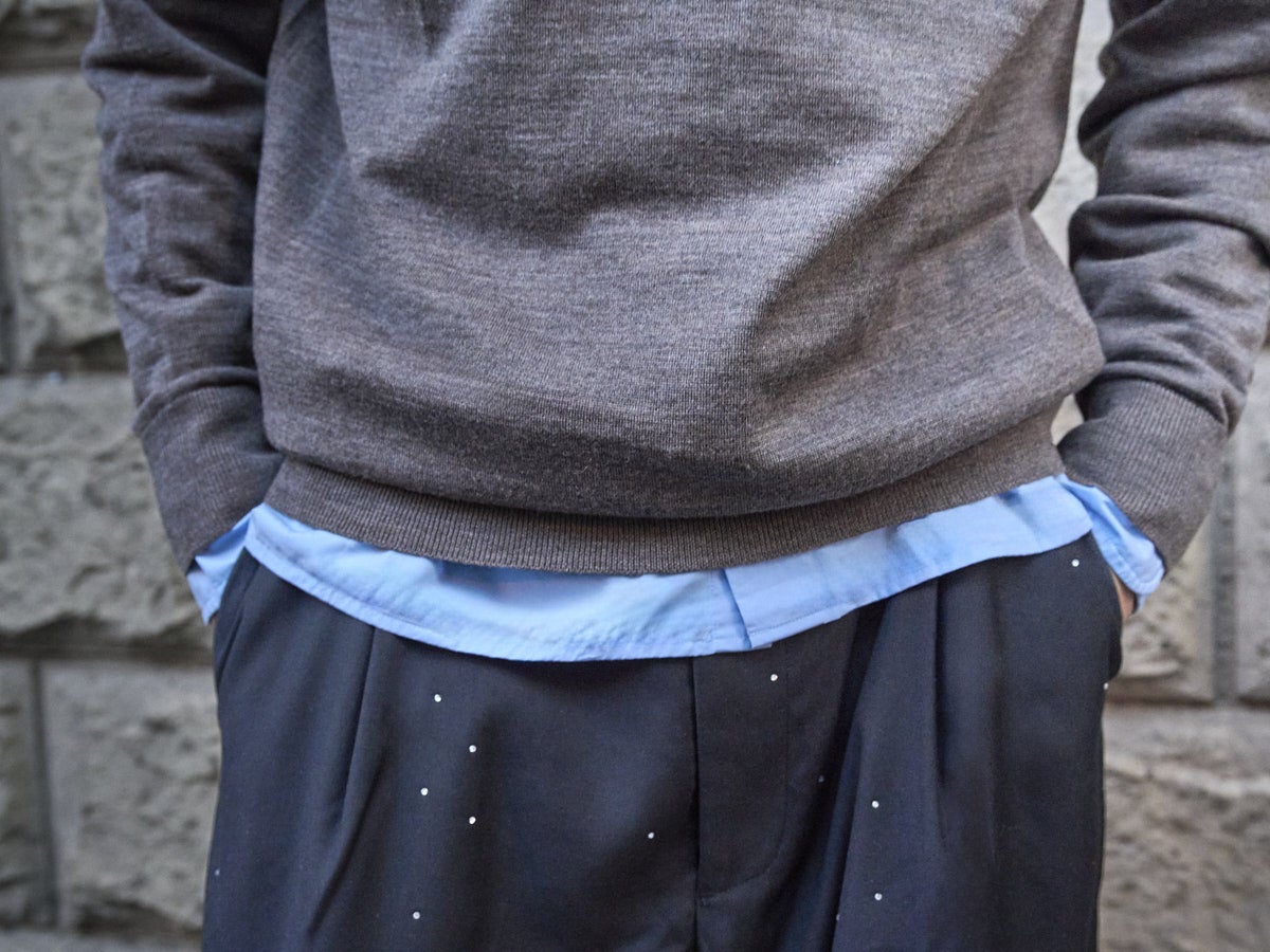 ユニクロ:シーのシャツとニットの裾