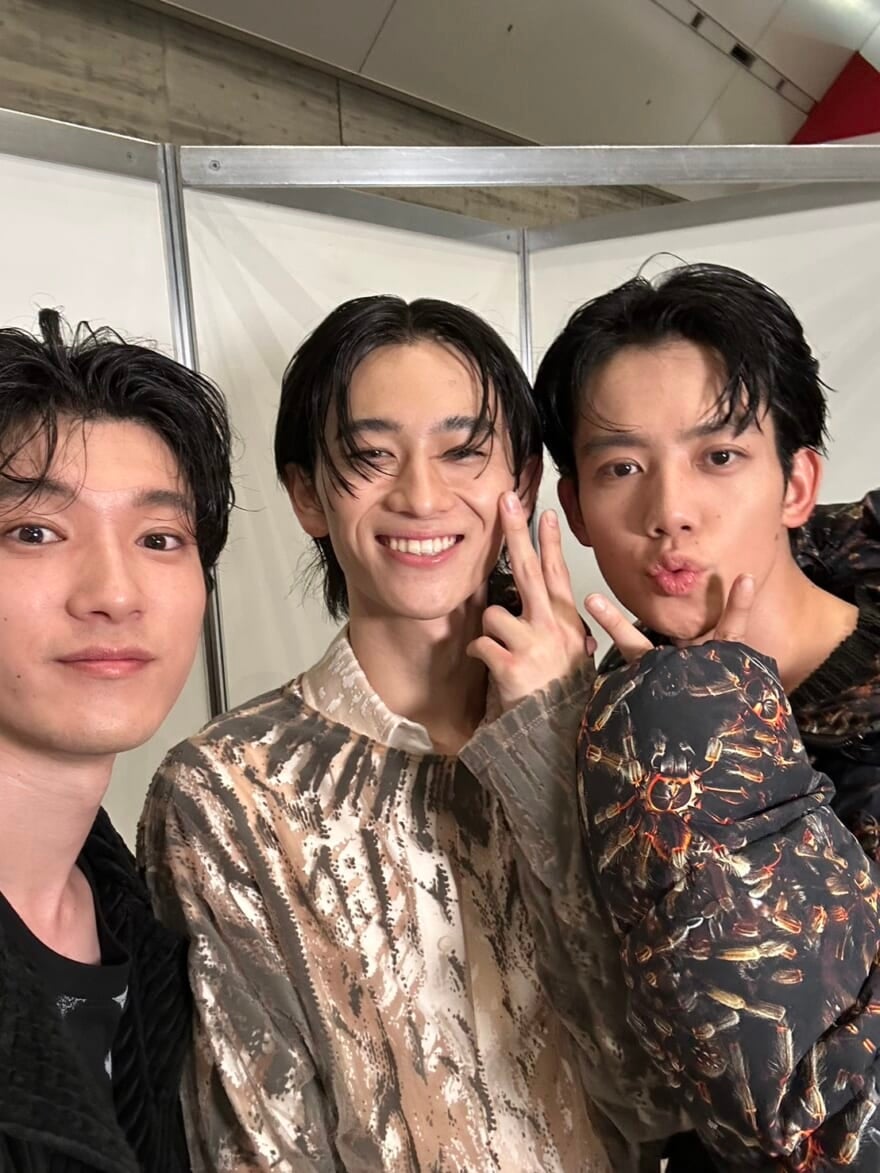 メンズノンノモデル、高橋璃央、小方蒼介、樋之津琳太郎の３ショット。ガールズアワードの楽屋で撮影している。