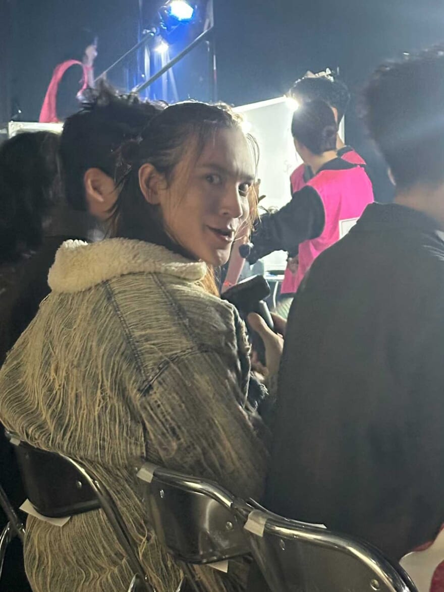 後ろを振り返り変顔を見せるメンズノンノモデル嵐翔真