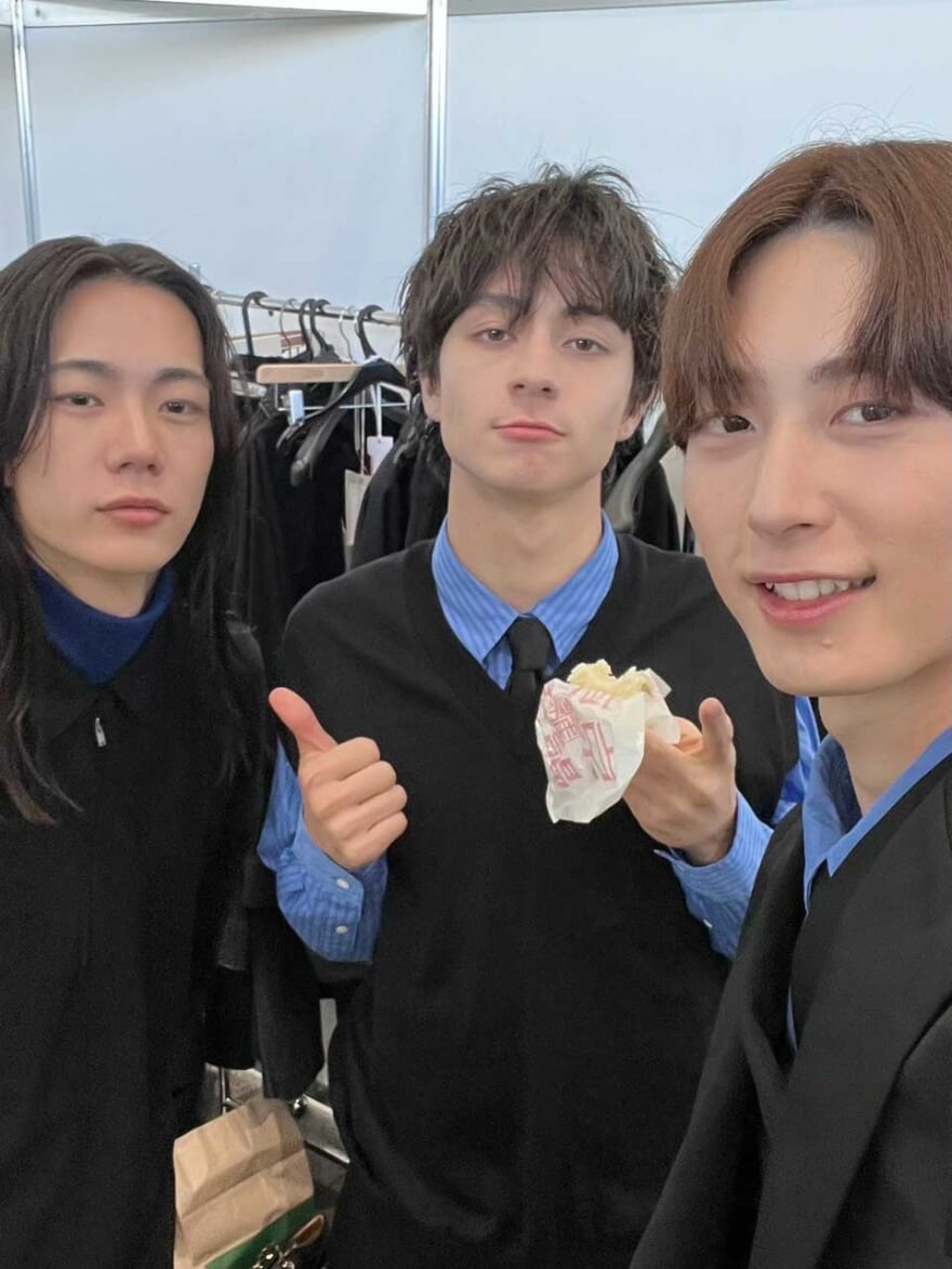 新メンズノンノモデルの松岡光、籠宮壮太朗、髙橋紅輝。青いシャツを着ている。