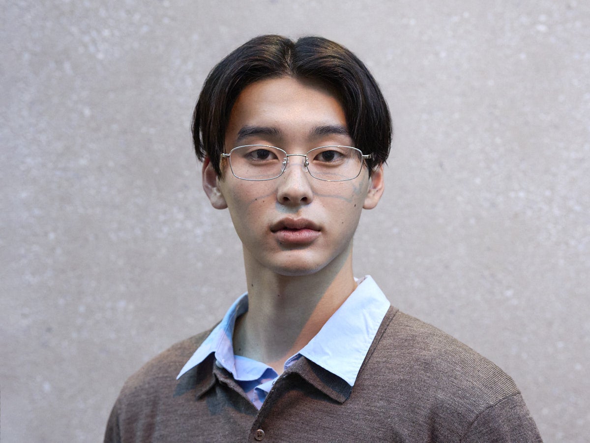 [石川 愛大] 「ユニクロ：シー」のニットポロとシャツのレイヤードを黒革靴でさらに大人っぽく！【メンズノンノモデルの私服スナップ】