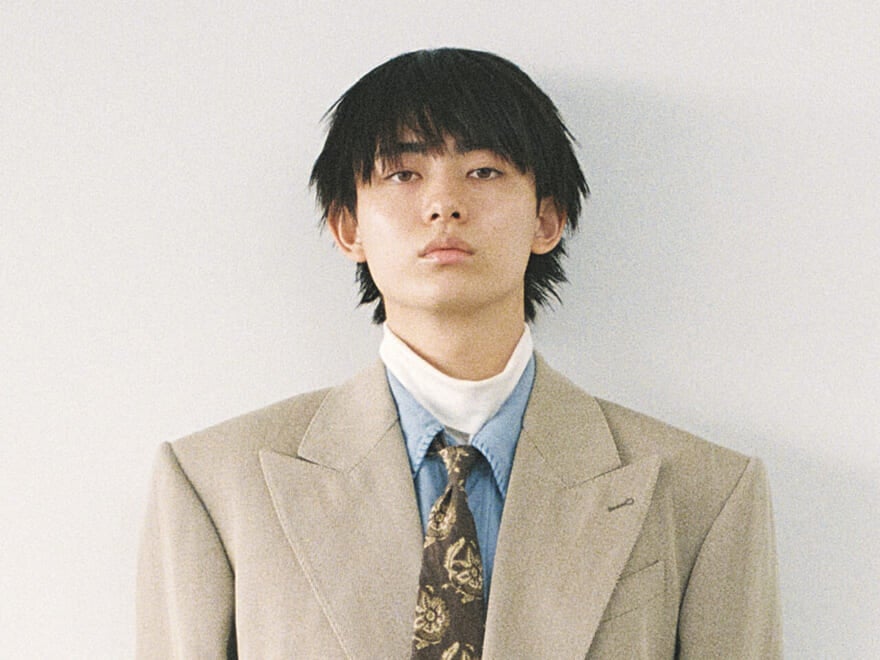 セリーヌ(CELINE)の2025年秋冬新作メンズダブルジャケットを着用する豊田裕大さん2