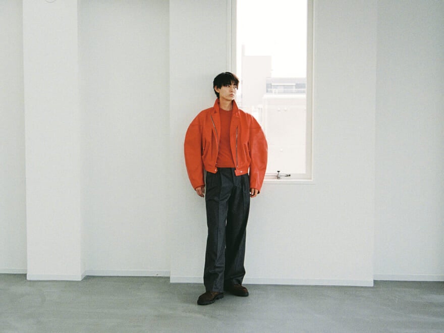 セリーヌの2025年秋冬新作メンズレザージャケットを着用する豊田裕大さん