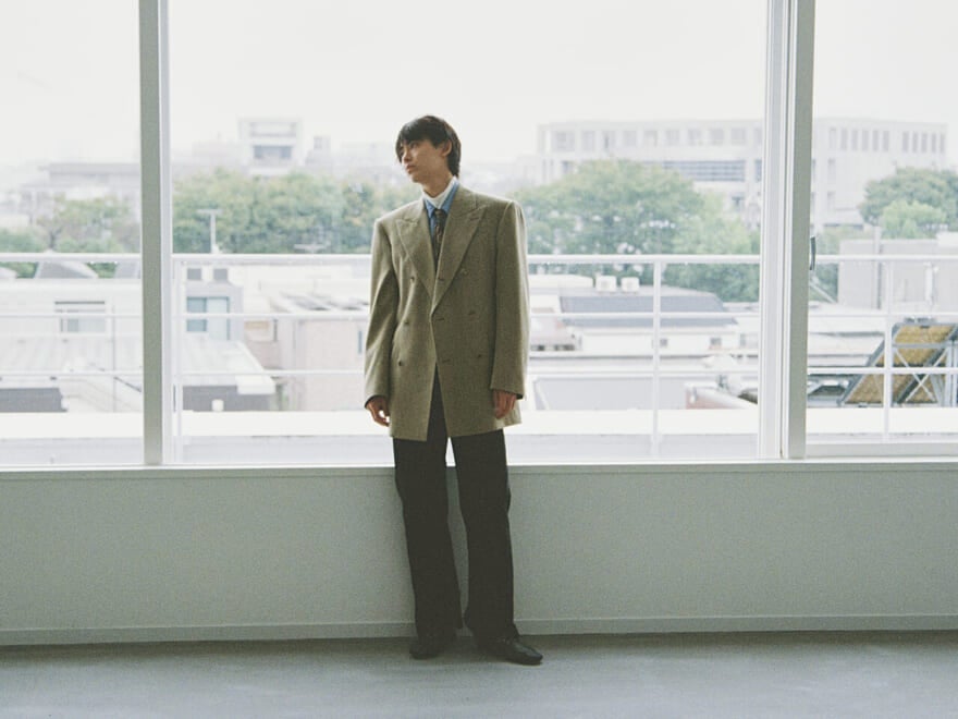 セリーヌの2025年秋冬新作メンズダブルジャケットを着用する豊田裕大さん1