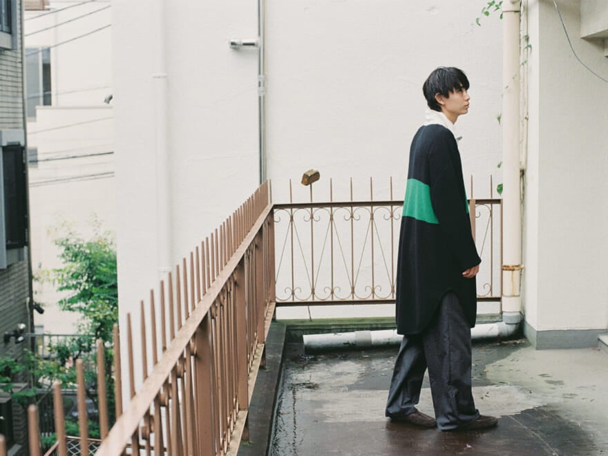 セリーヌの2025年秋冬新作から、ラガーシャツを模したメンズロングニットを着用する豊田裕大さん1