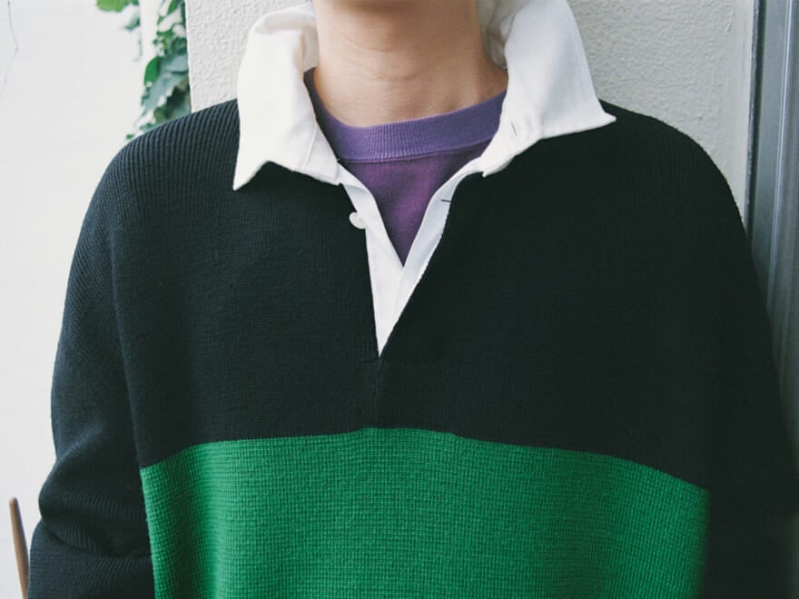 セリーヌの2025年秋冬新作から、ラガーシャツを模したメンズロングニットを着用する豊田裕大さん2