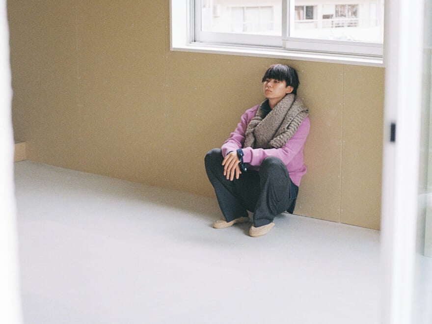 セリーヌの2025年秋冬新作のメンズニットを着用する豊田裕大さん2