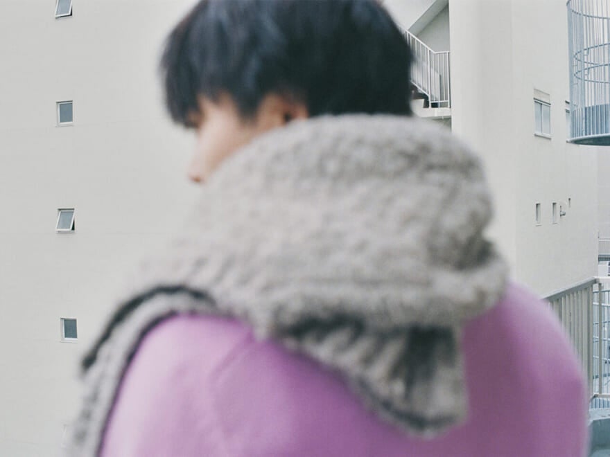 セリーヌの2025年秋冬新作のメンズニットを着用する豊田裕大さん1