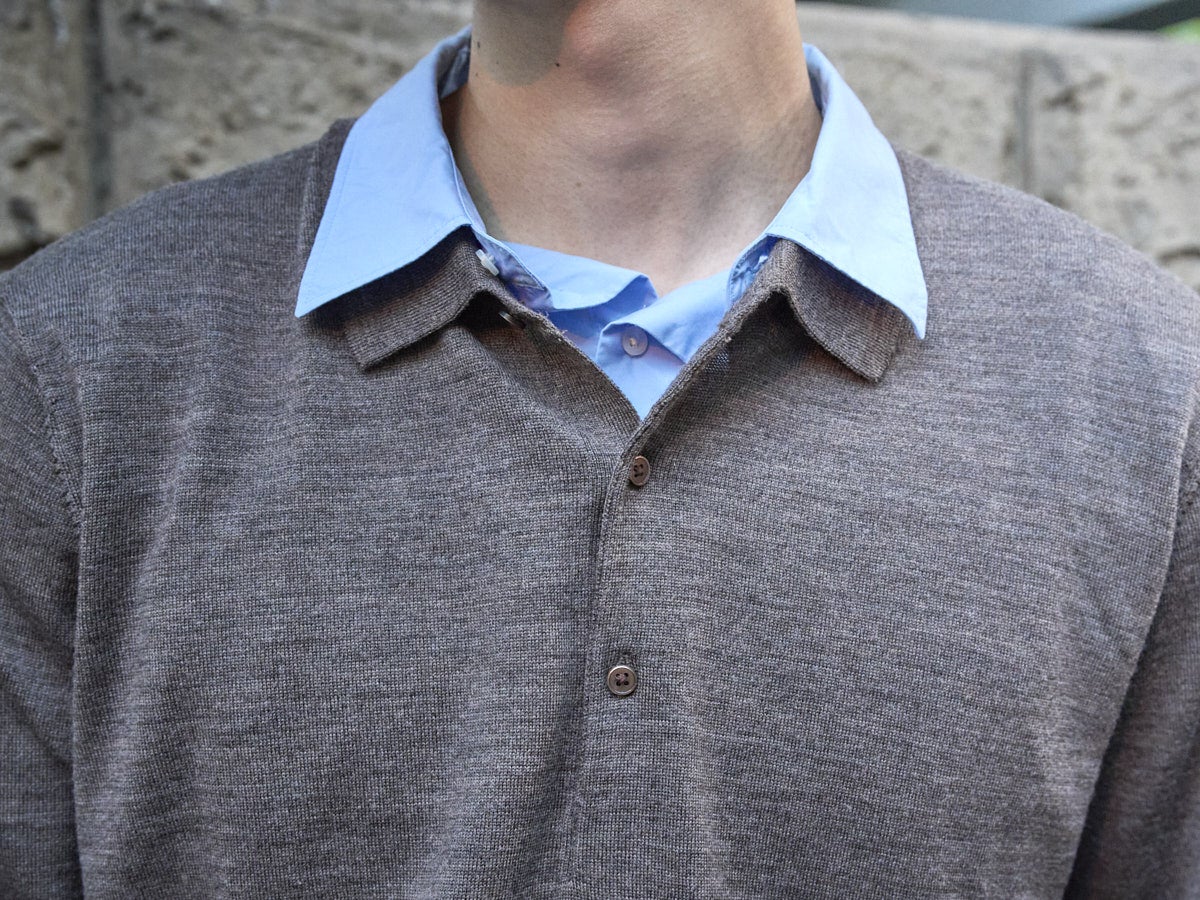 ユニクロ:シーのシャツとニットの襟元