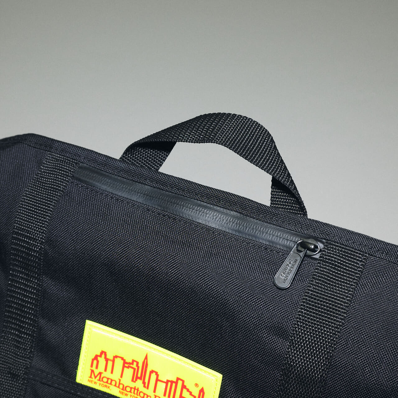 エディターが愛用すマンハッタンポーテージの黒いメッセンジャーバッグの上ポケット