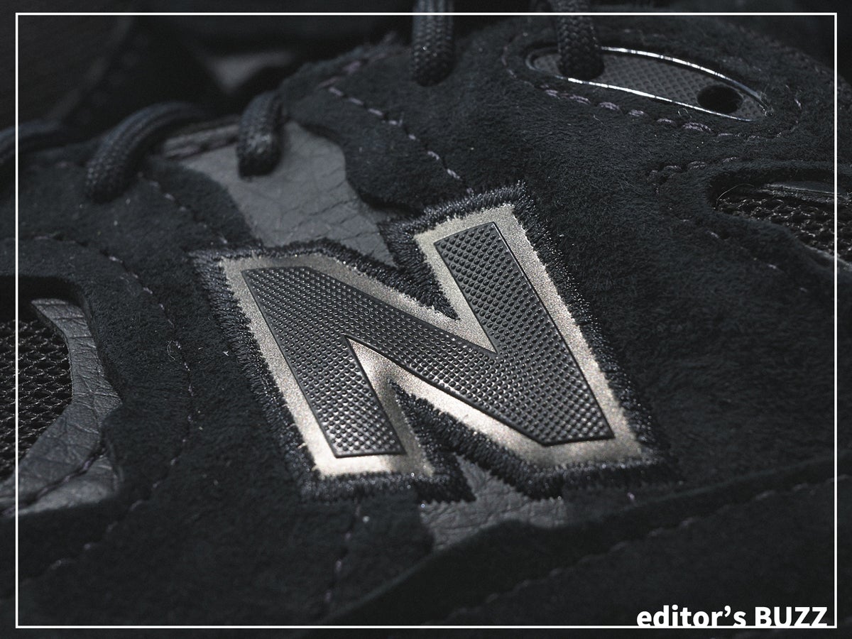 スニーカーも秋冬用に衣替え。「ニューバランス U2002DX」は旬のスウェード素材×ゴアテックス搭載の黒なのに“優しい顔”。[編集者の愛用私物 #253]