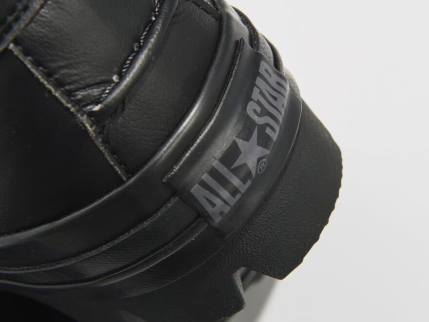 コラボなニューバランス、大人な別注アディダス、革靴ライクなコンバース…完売前に買うべき「黒スニーカー」5選!