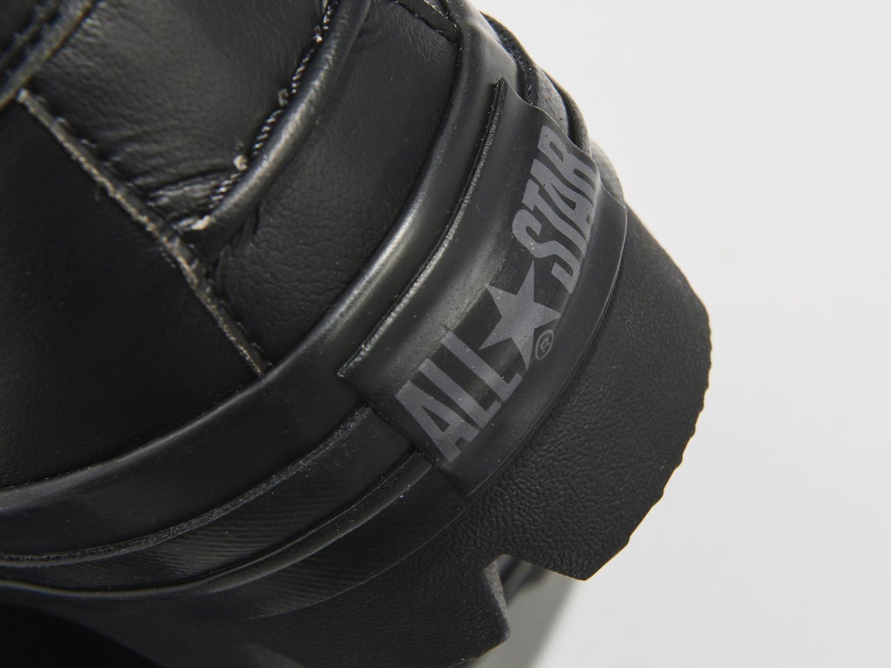 コラボなニューバランス、大人な別注アディダス、革靴ライクなコンバース…完売前に買うべき「黒スニーカー」５選！