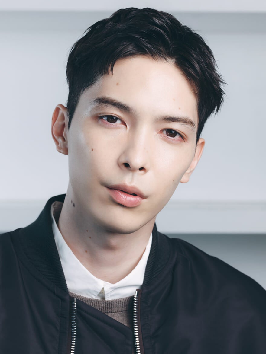 「エンビロン」のスキンケアコスメを使用している、メンズノンノモデルの守屋光治さん