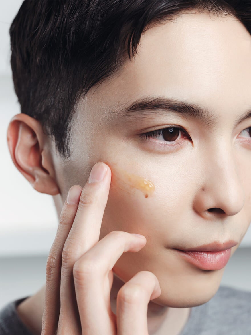 ビタミンAを配合したエンビロンのモイスチャージェルを肌に塗布するメンズノンノモデルの守屋光治さん