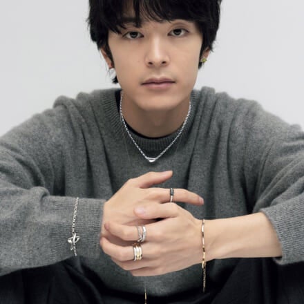 俳優・塩野瑛久がまとう、ete(エテ)の最旬セレクション。洗練ジュエリーは、スタイルで選ぶ