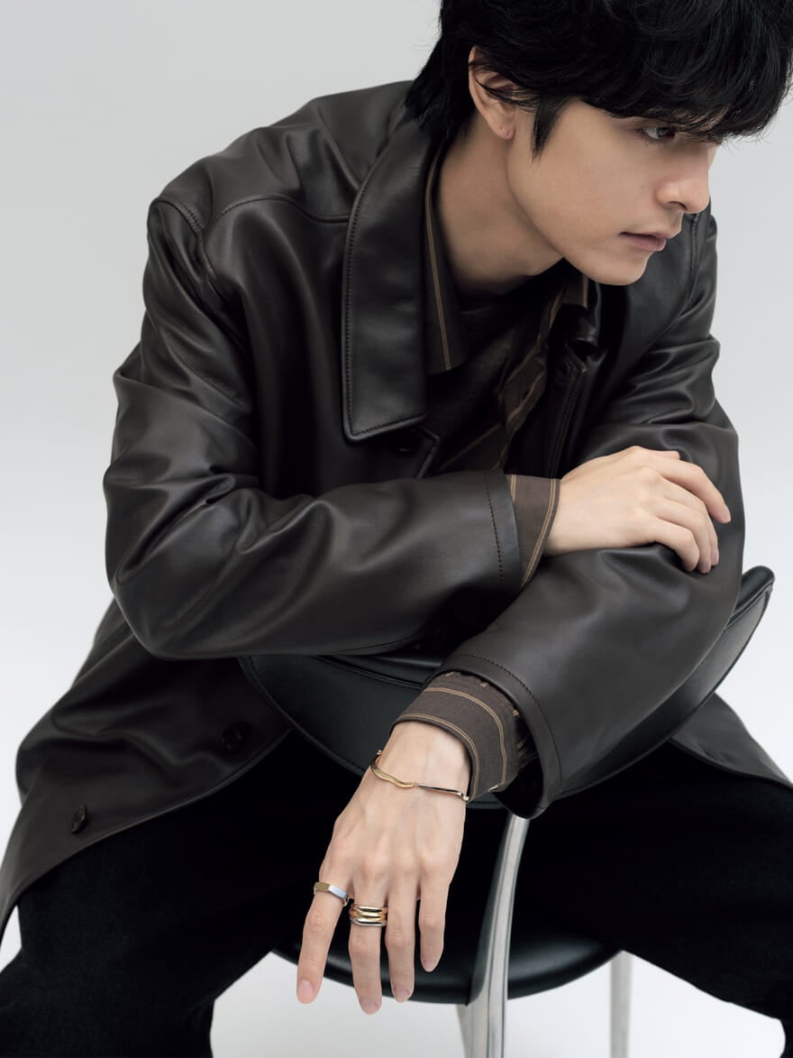 ete(エテ)の2025年秋冬の新作ブレスレットとリングを着用する俳優の塩野瑛久さん レザージャケットに合わせてコーディネート