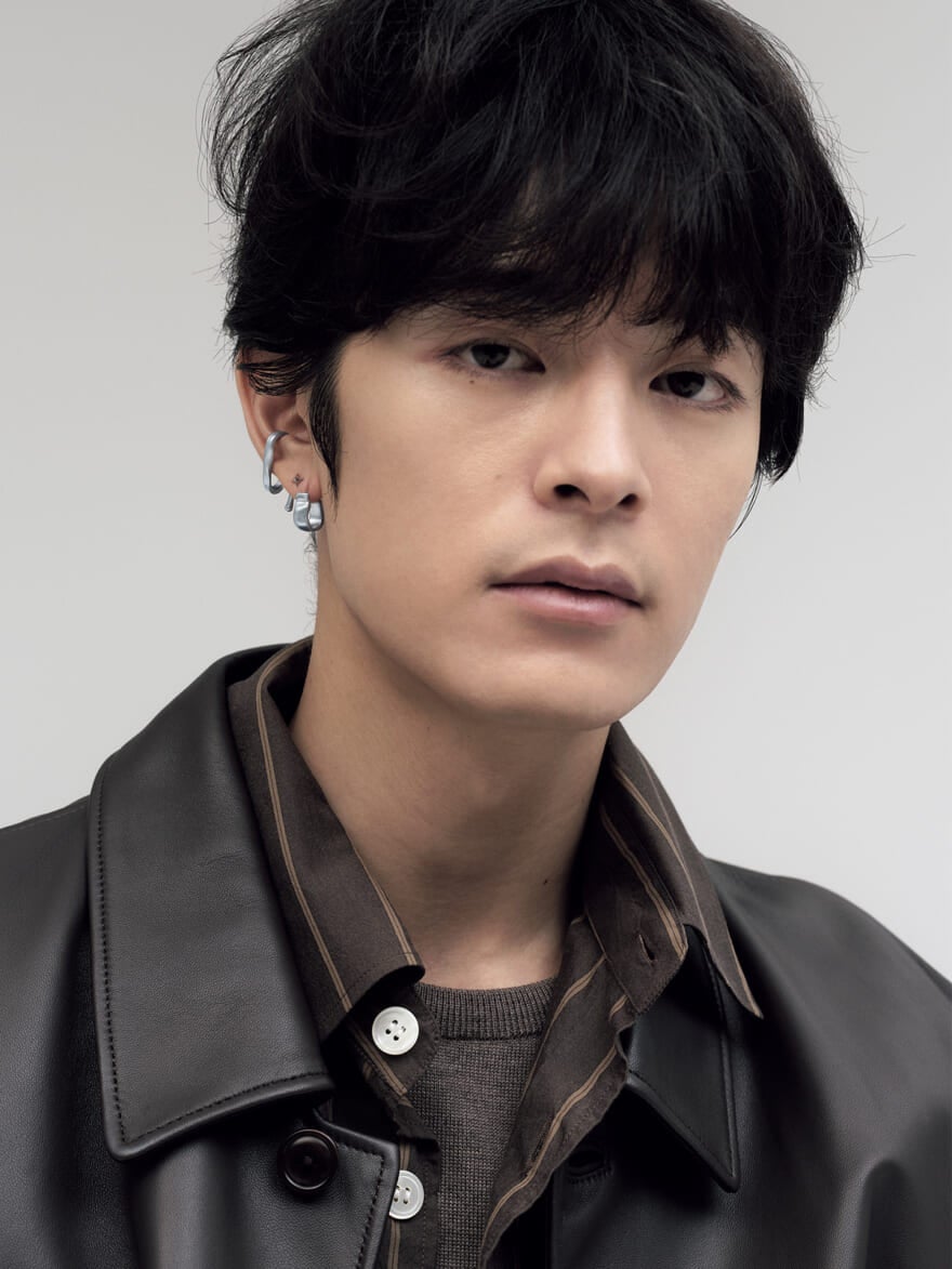 ete(エテ)の2025年秋冬の新作ジュエリー、イヤーカフとピアスを着用する俳優の塩野瑛久さん