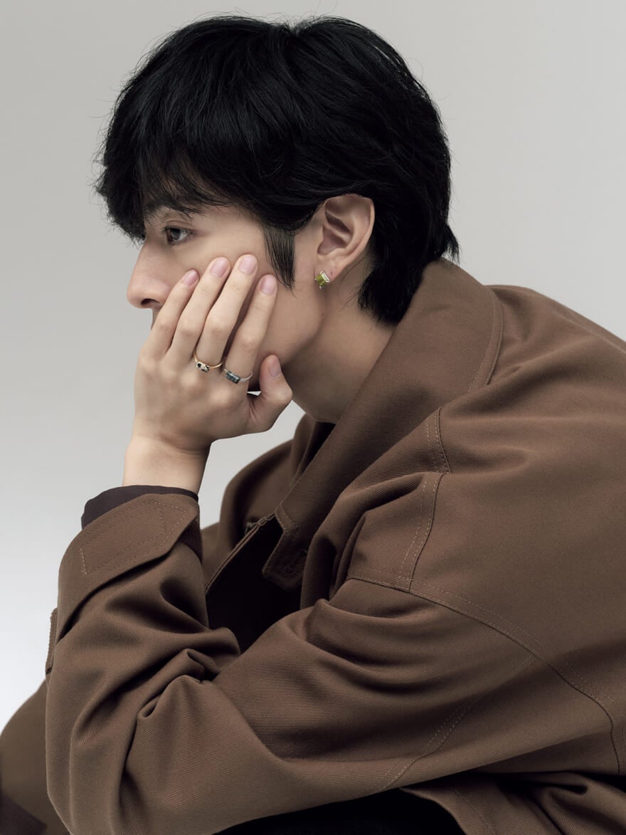 ete(エテ)の2025年秋冬の新作リングを着用する俳優の塩野瑛久さん ブラウンのジャケットにコーディネート