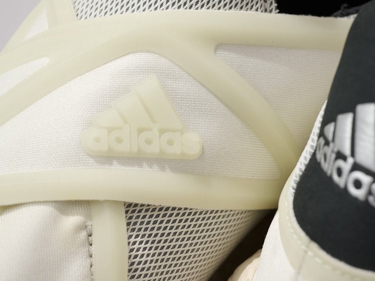 “ぺたんこアディダス”じゃないほうなら…。スリッポンな「アディダス」の厚底白スニーカーが新鮮すぎた!