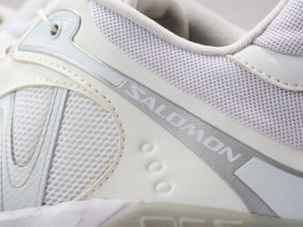 まさに“都会的ギア”。「サロモン」名作白スニーカーの汎用性が高すぎた。アクティブにもキレイめにも履ける間違いなしな一足！