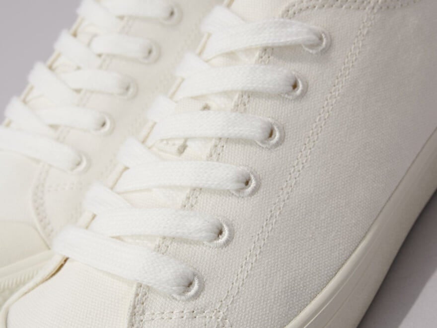 通勤もOKな「無印良品」の白スニーカーはたくさん歩いても疲れない！撥水機能も備える無敵の1足！