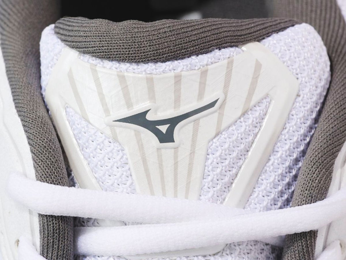 履き心地最高の「ミズノ」の白スニーカーにどハマり！シンプルなのに存在感抜群なテックデザインと柔軟性に惹かれる一品！