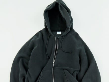 服好きたちが愛用する「パーカなのに大人っぽい」名品5選。スウェット、ニット、ジップアップ、プルオーバー…秋冬コーデに欠かせない!