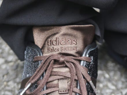 「アディダス」のクラシックスニーカーで“大人カラー”を選ぶ理由。特別なサンバ、革靴のような即完コラボ…５人の愛用品＆正解着こなし。