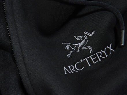 「アークテリクス」で11月に買うべき名品４選。ゴアテックスな大人ダウン、ありそうでなかった新作フリースセットアップ…[ARC’TERYX]