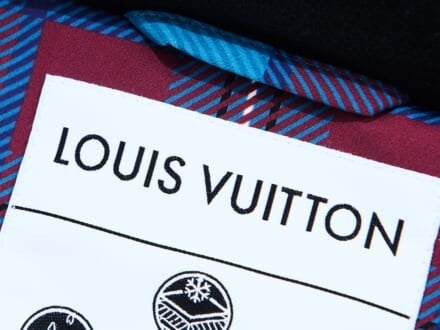 「ルイ・ヴィトン」で今すぐ買うべき“極上のダウンジャケット”を徹底解説。防水性、保温性、軽量性、断熱性すべて文句なしの無敵の逸品！［Louis Vuitton]