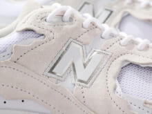 “黒じゃない”ゴアテックススニーカーなら「ニューバランス」の白で決まり！タフに履けるのに上品なんて最強すぎる！