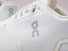 「On（オン）」の新作白スニーカーが素晴らしすぎた。 服好きたちを魅了する圧倒的履き心地と大人クリーンな佇まいに惹かれる！