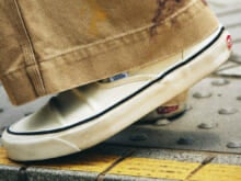 なぜ服好きは「ヴァンズ」のスリッポンに惹かれるのか。正解着こなし７選から紐解く名品スニーカーの魅力。