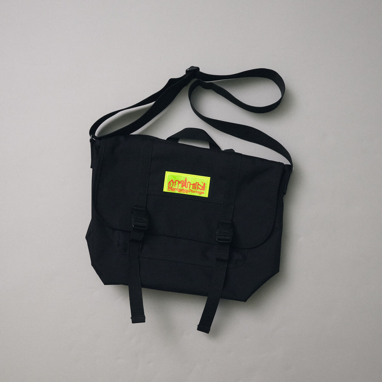 エディターが愛用すマンハッタンポーテージの黒いメッセンジャーバッグの俯瞰