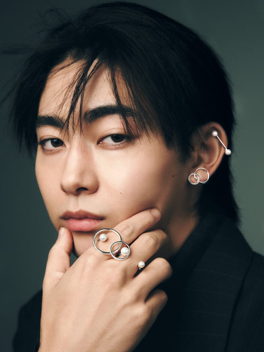 Jouete（ジュエッテ）のイヤカフとリングを着用する俳優でメンズノンノモデルの豊田裕大