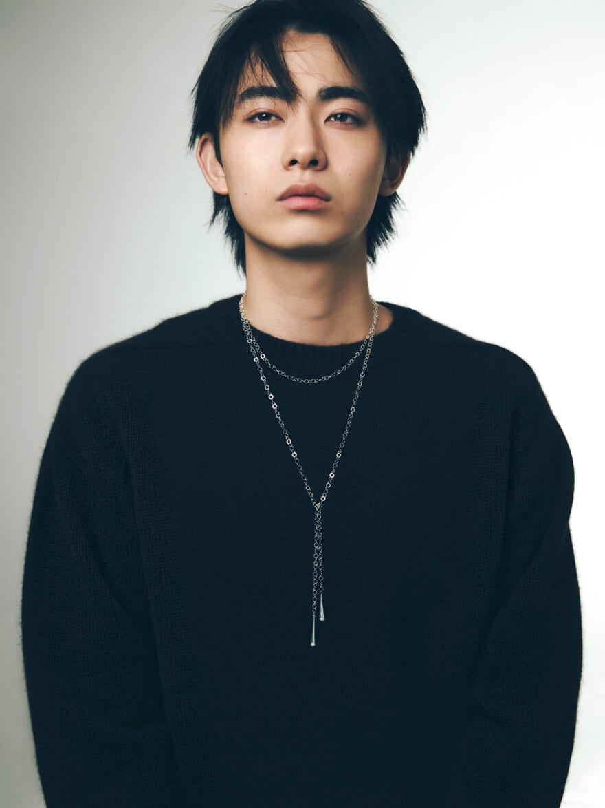 Jouete（ジュエッテ）のロングネックレスを着用する豊田裕大　男女兼用のジュエリー