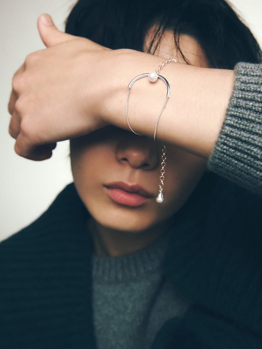 Jouete（ジュエッテ）のチェーン＆パールブレスレットを着用する豊田裕大