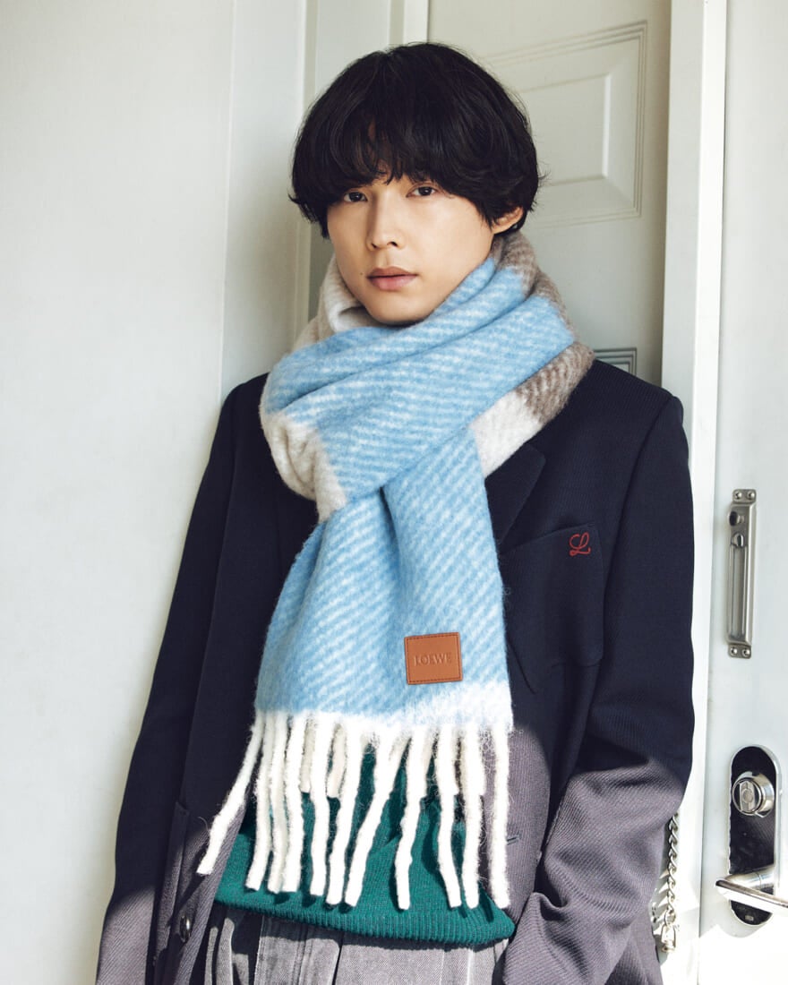 ロエベの2025年FWのメンズジャケットにマフラーをコーディネートして着用するSixTONESの松村北斗さん