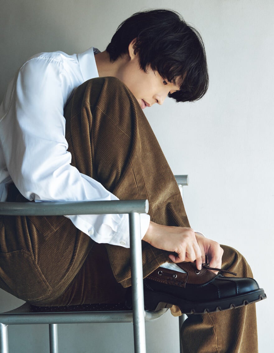 ロエベ(LOEWE)のメンズローファーを履く松村北斗さん