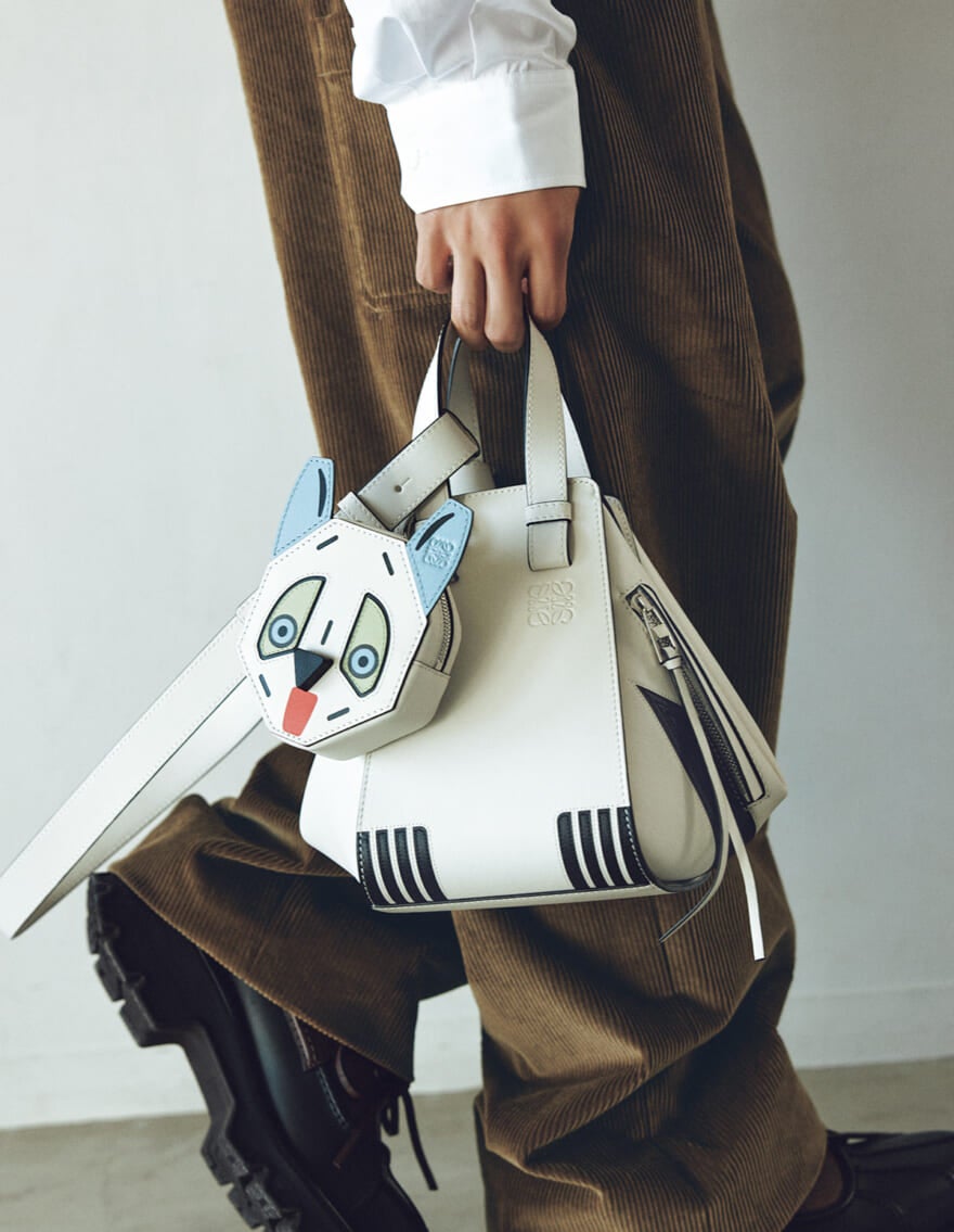 ロエベのバッグ「フューチャリスト キャット ハンモックバッグ コンパクト」を手に持つ松村北斗さん
