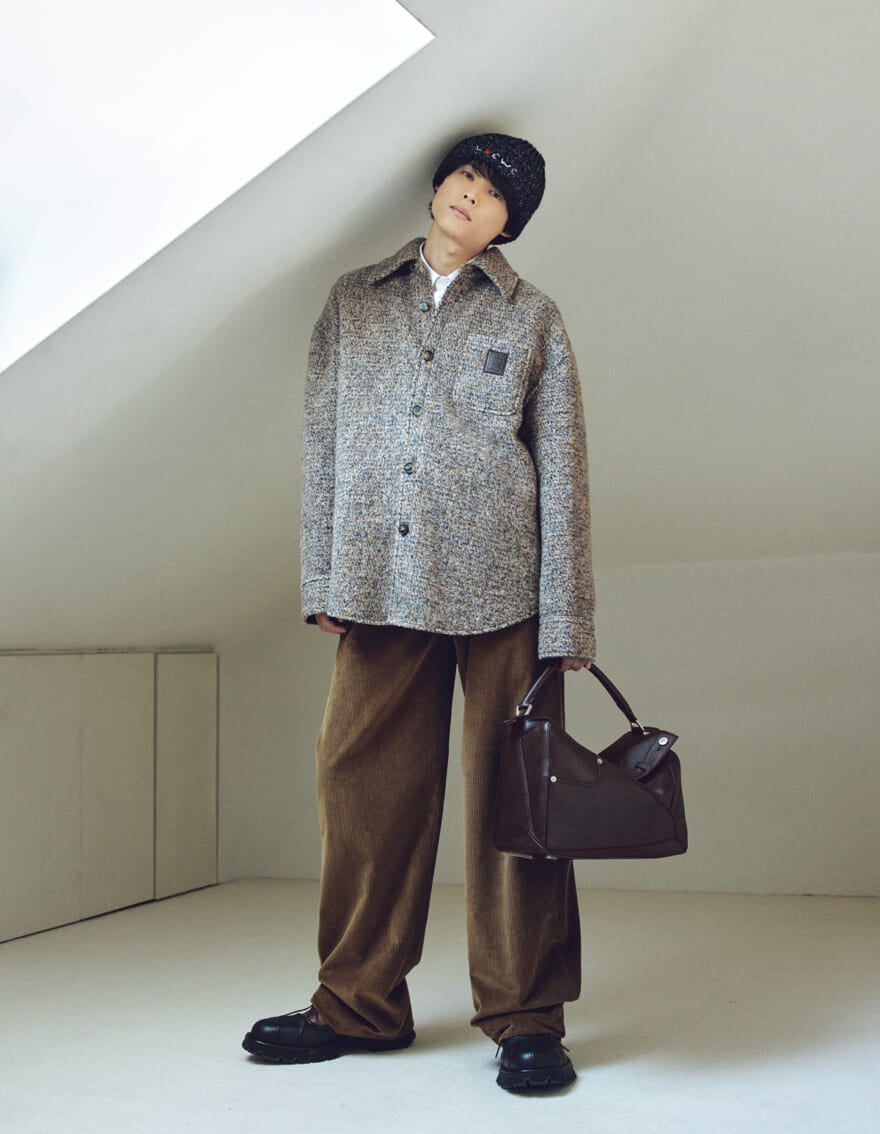 ロエベのパズルバッグを持つSixTONESの松村北斗さん