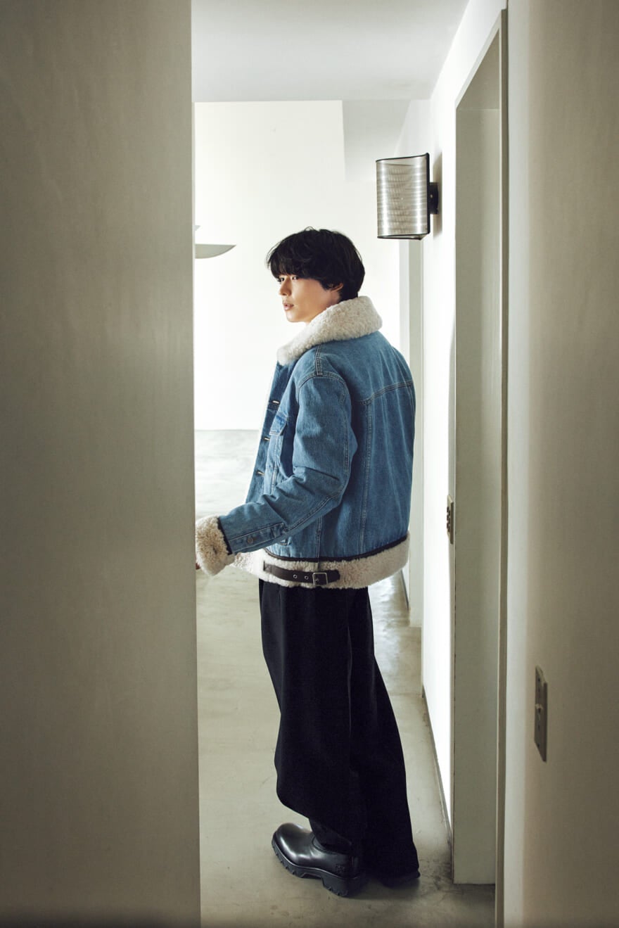 ロエベのメンズデニムジャケットを着用するSixTONESの松村北斗さんの全身コーディネート