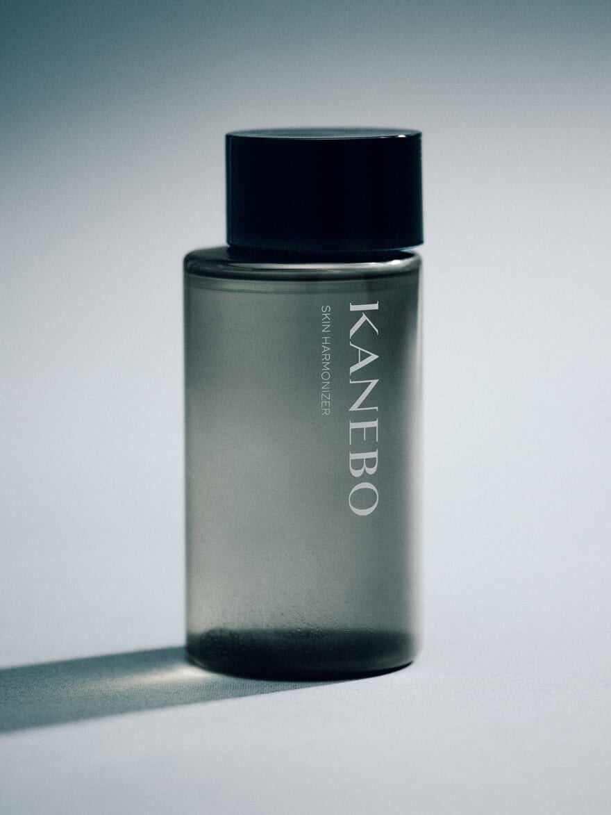 黒KANEBOの化粧水「スキンハーモナイザー」