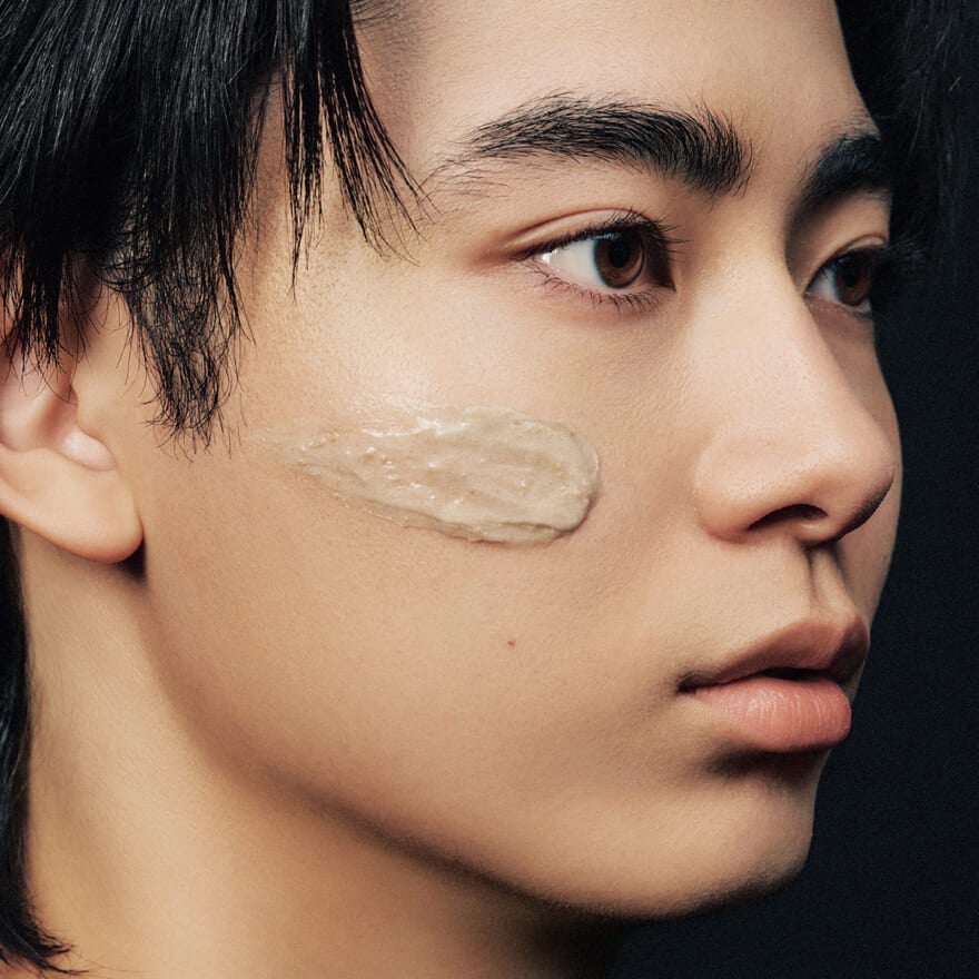 KANEBOの洗顔料「スクラビング マッド ウォッシュ」を肌にのせた豊田裕大