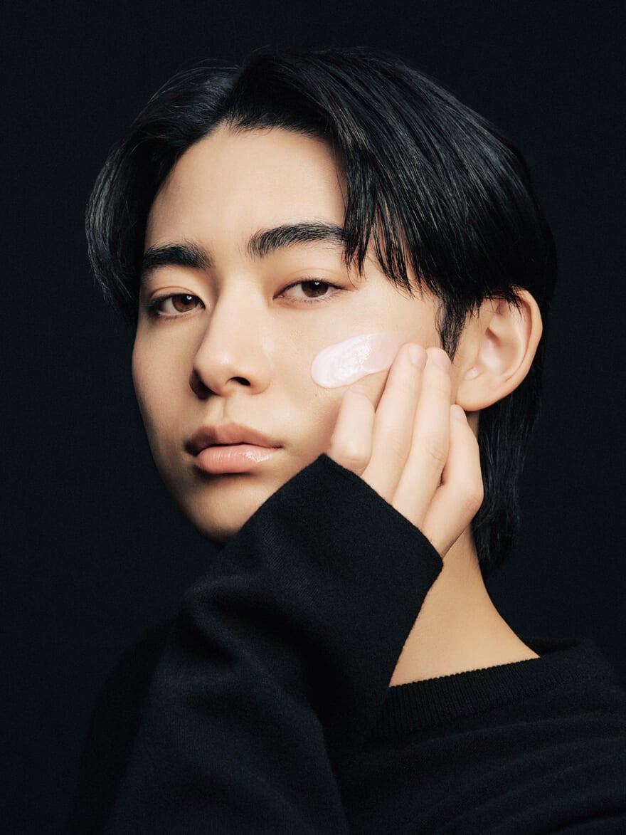 KANEBOの「ヴェイル オブ デイ」を肌に乗せた豊田裕大