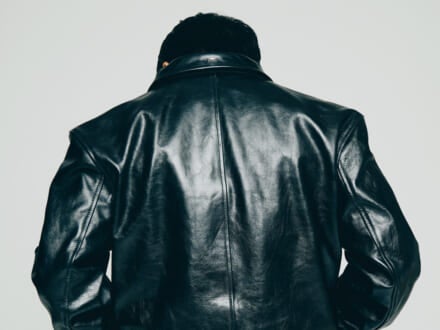 無骨なレザーには「シュプリーム×クラークス」のシューズで可愛げを。【おしゃれな人はレザーをどう着る？】