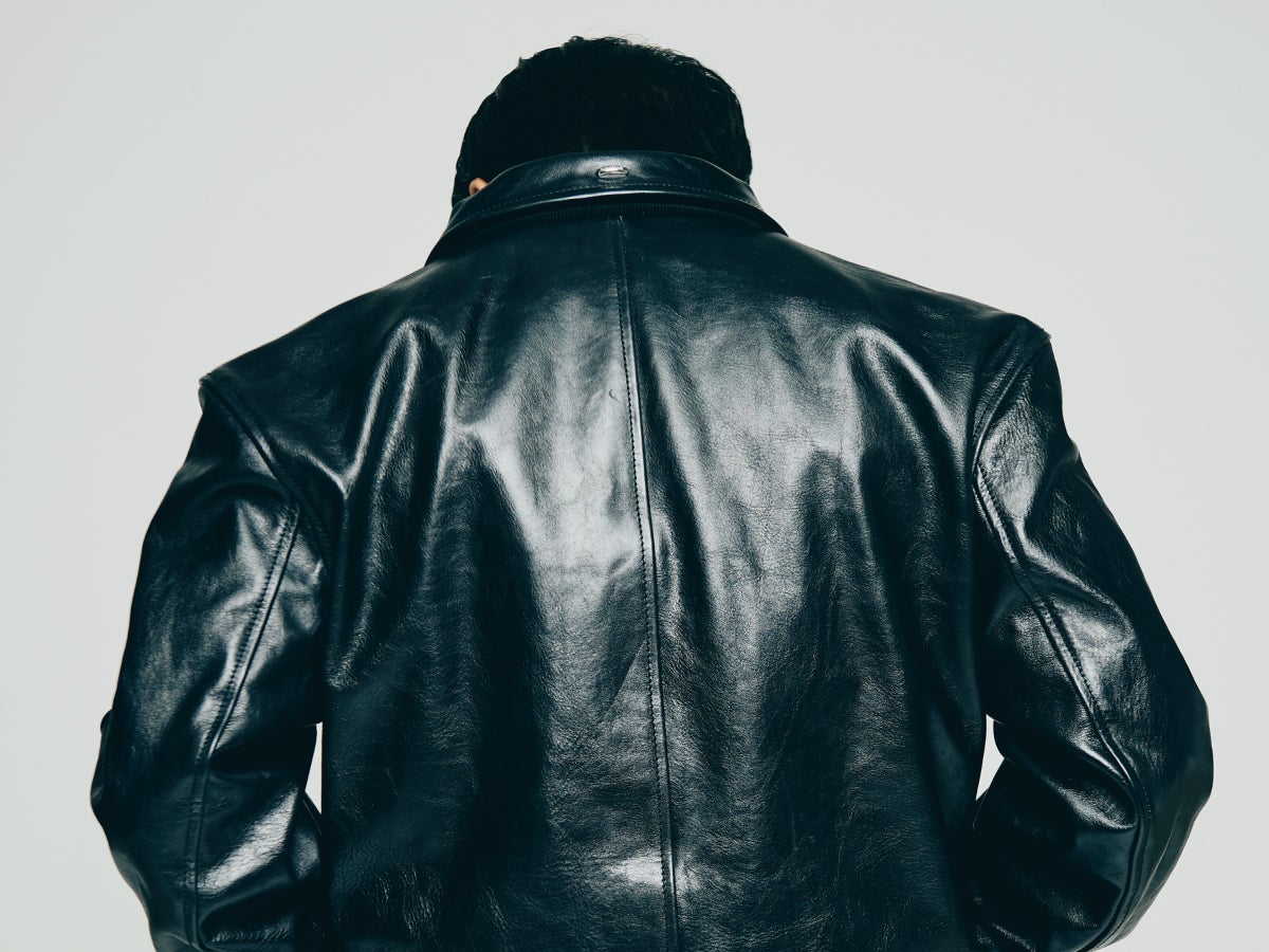 無骨なレザーには「シュプリーム×クラークス」のシューズで可愛げを。【おしゃれな人はレザーをどう着る？】